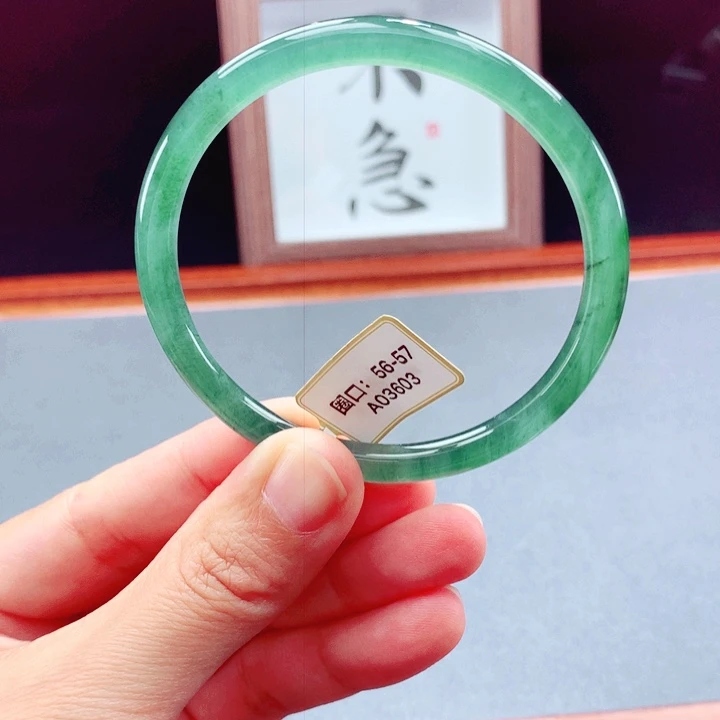 未镶嵌手镯翡翠圆镯