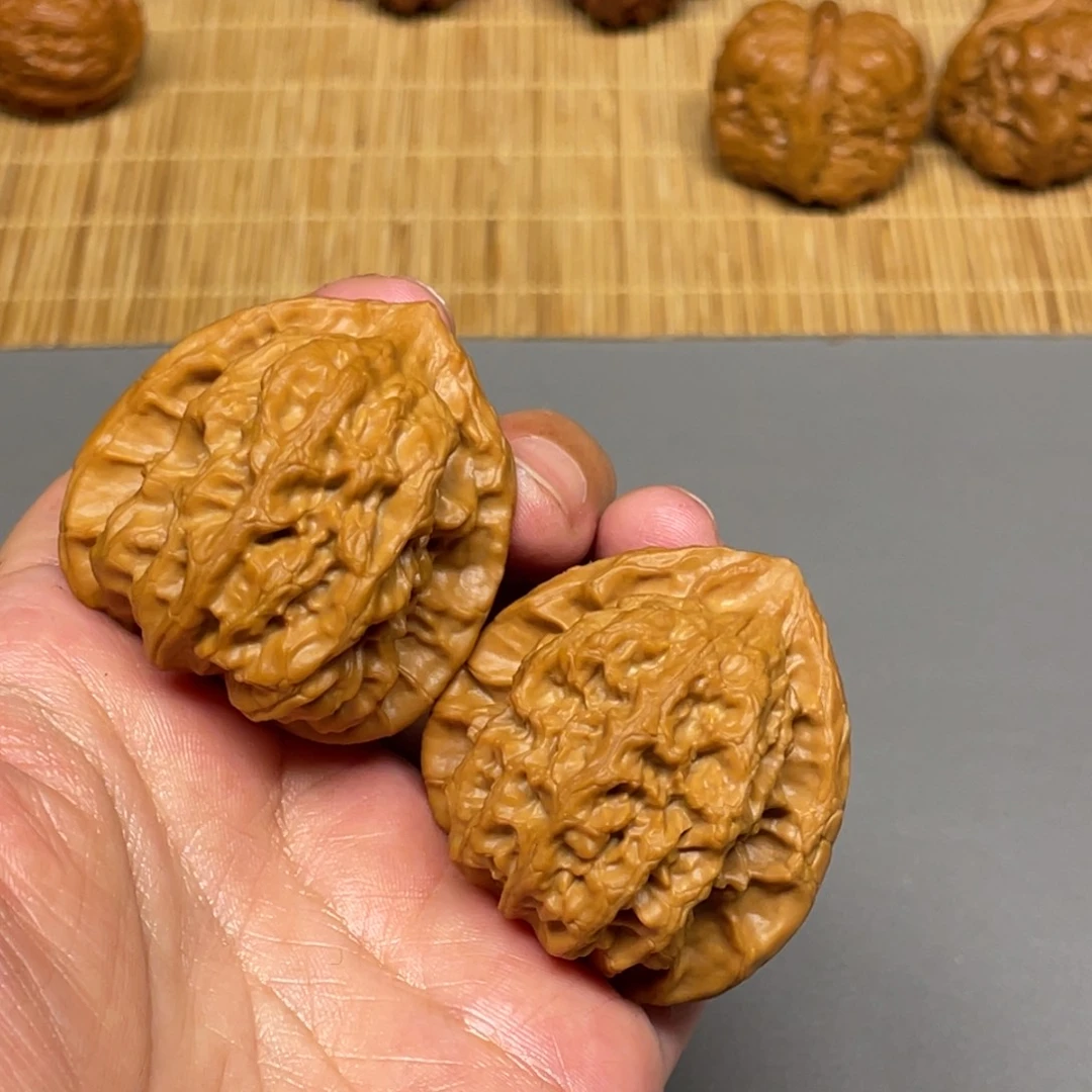 桃核把件41×41梨木台翻天印A402