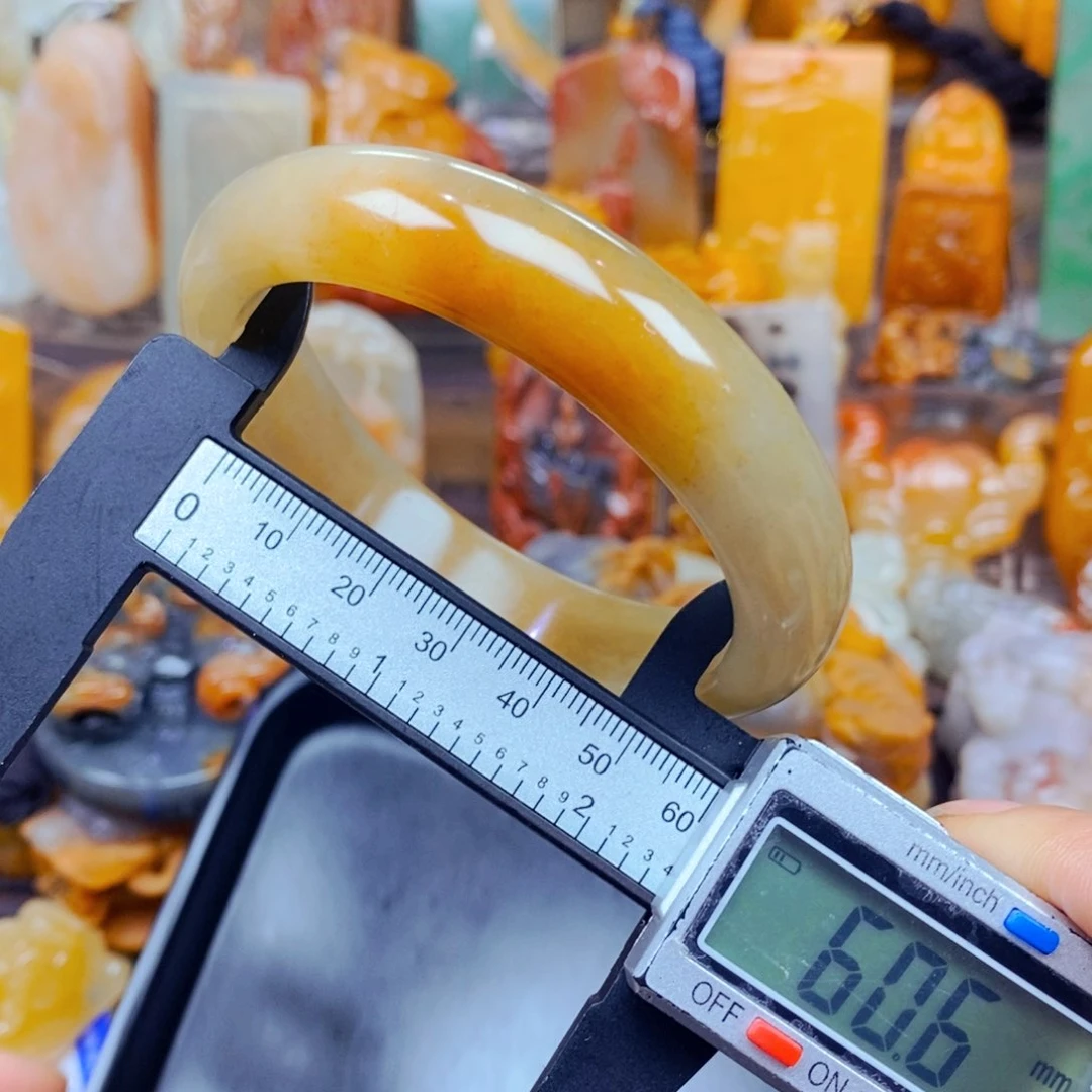 石英质玉（黄龙玉）未镶嵌颈饰