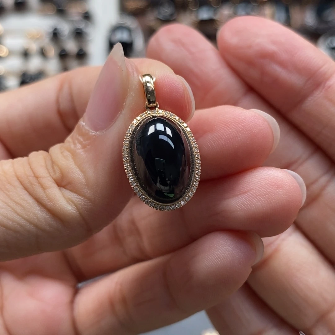 颈饰18K金镶嵌翡翠墨翠