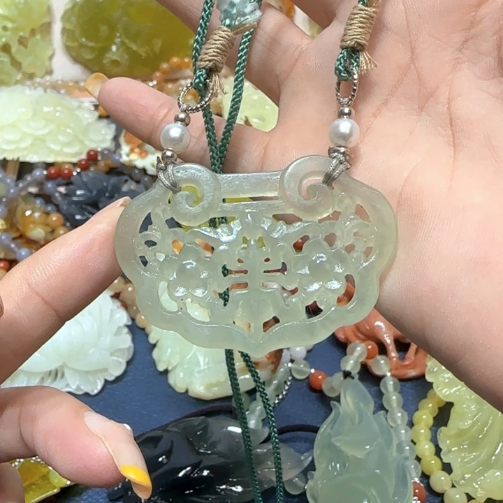未镶嵌蛇纹石玉吊坠