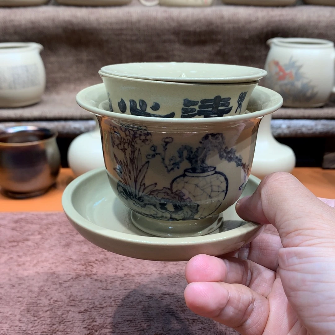 面***纱泥塑放漏青花釉盖碗一套