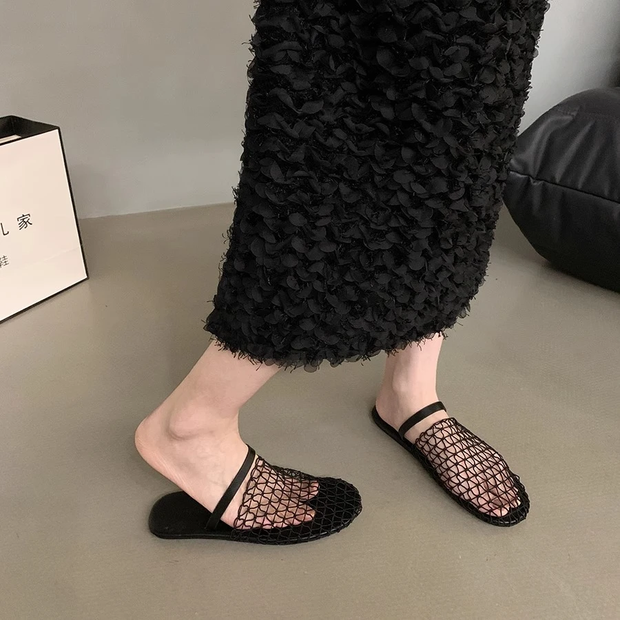 法式网面编织镂空平底包头拖鞋女2025年夏季新款简约沙滩罗马凉鞋