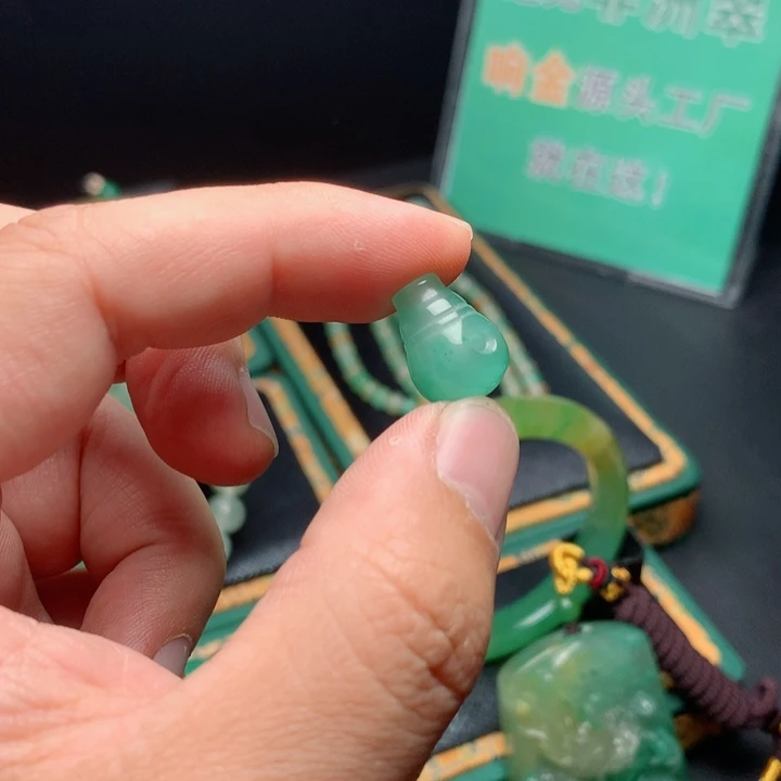 石英质玉未镶嵌颈饰