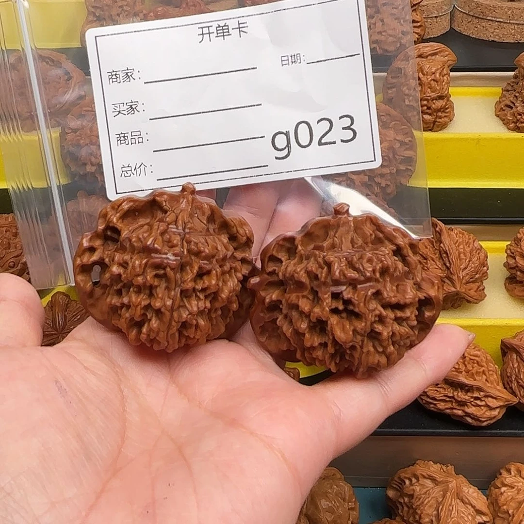 纪***友橄榄核吊坠文玩的