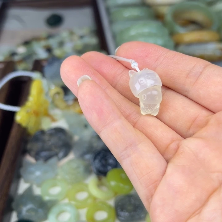 蛇纹石玉未镶嵌颈饰