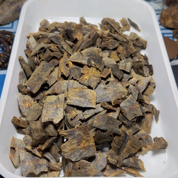 凌***生木质沉水黄奇陆河树心瓜子料420克