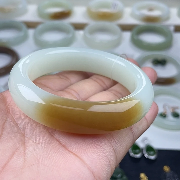 和田玉（糖玉）未镶嵌手镯