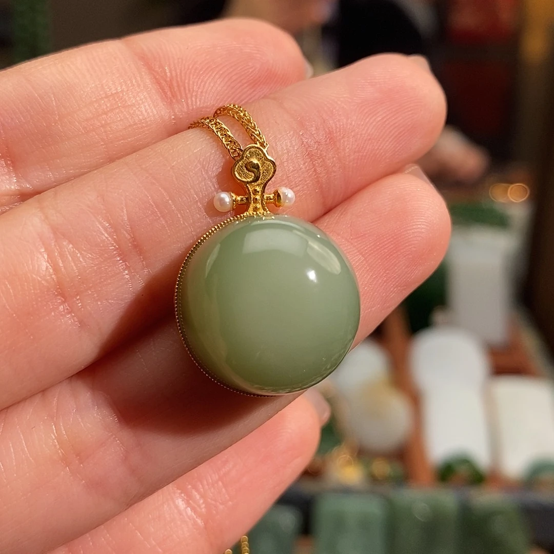 和田玉18K金镶嵌颈饰