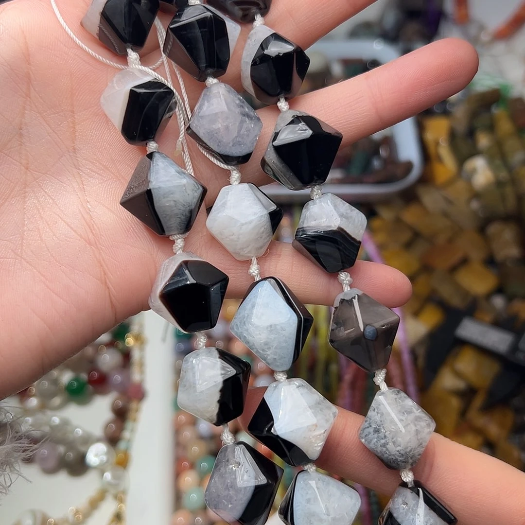 玛瑙/玉髓合金珠宝半成品G616。天然水晶玛瑙共生对角尖一条