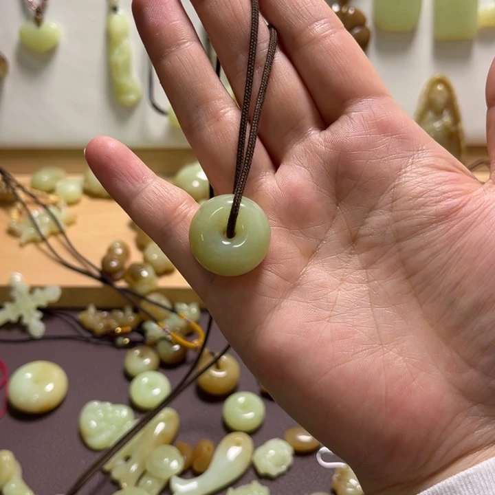 黑***卷和田玉未镶嵌颈饰