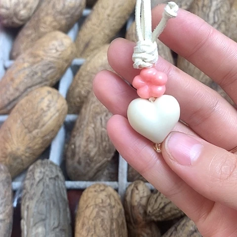 椰蒂吊坠象牙果雕刻爱心