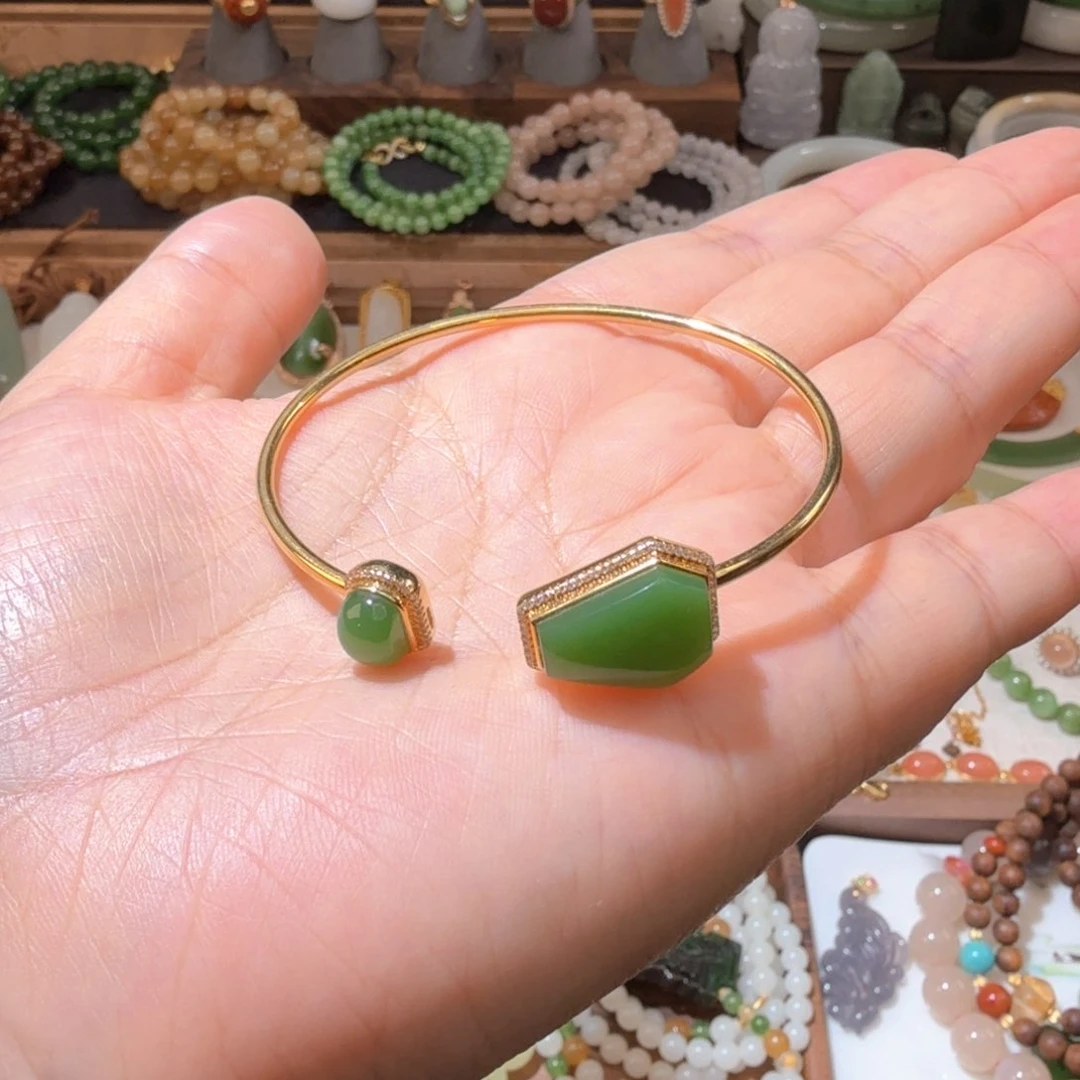 和田玉（碧玉）手镯18K金镶嵌小**贝