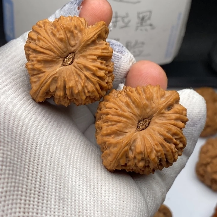 文玩核桃把件凹底南疆石