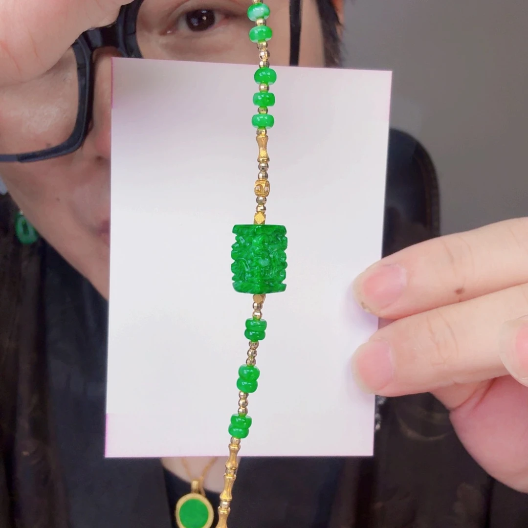 翡翠18K金镶嵌颈饰一件