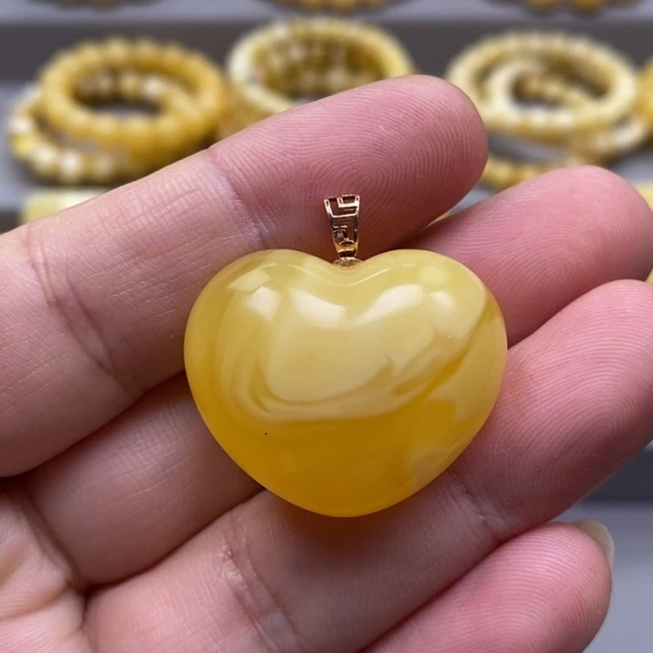 琥珀18K金镶嵌颈饰吊坠