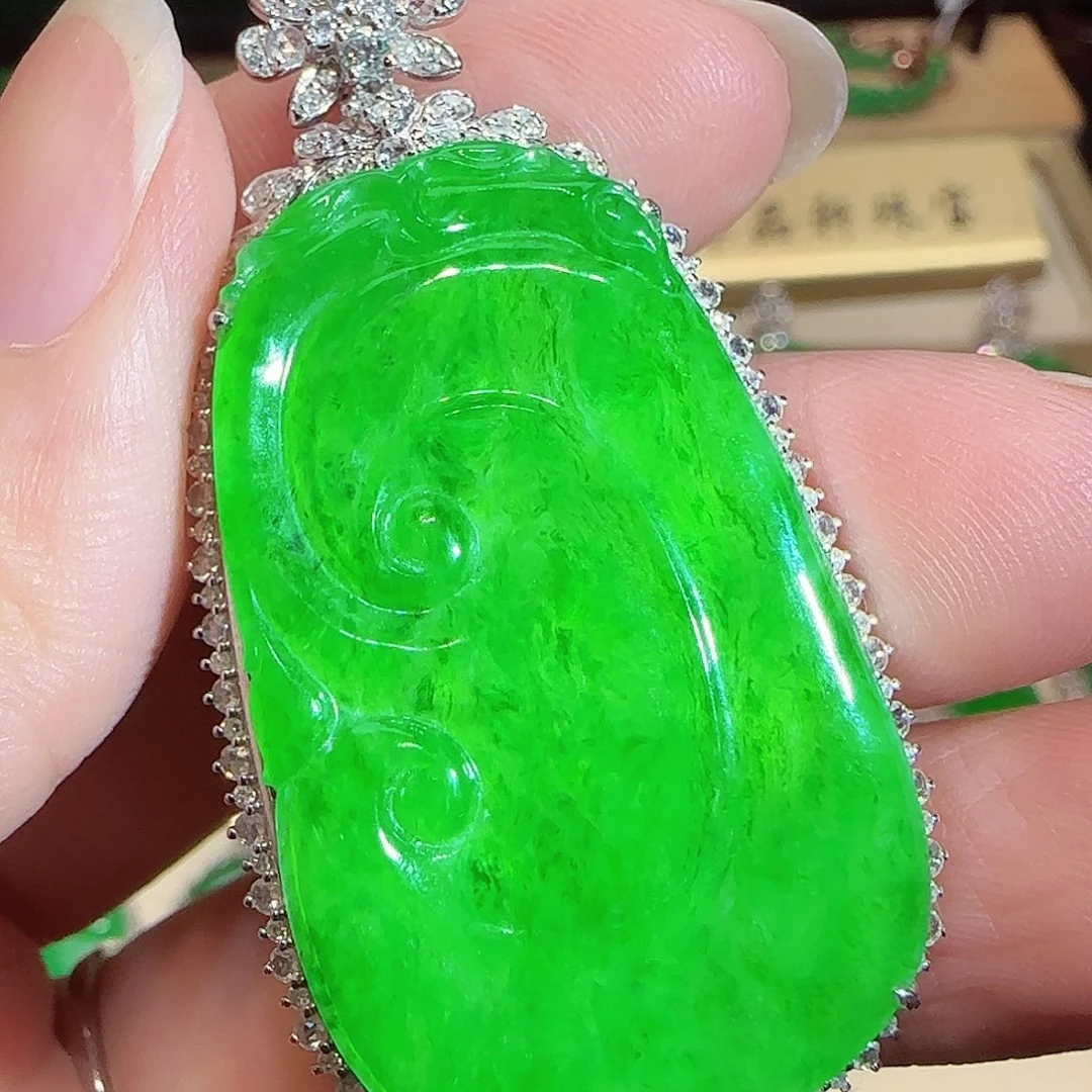 翡翠18K金镶嵌颈饰