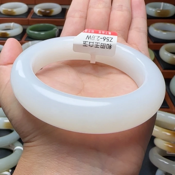 未镶嵌手镯和田玉黑山羊脂白