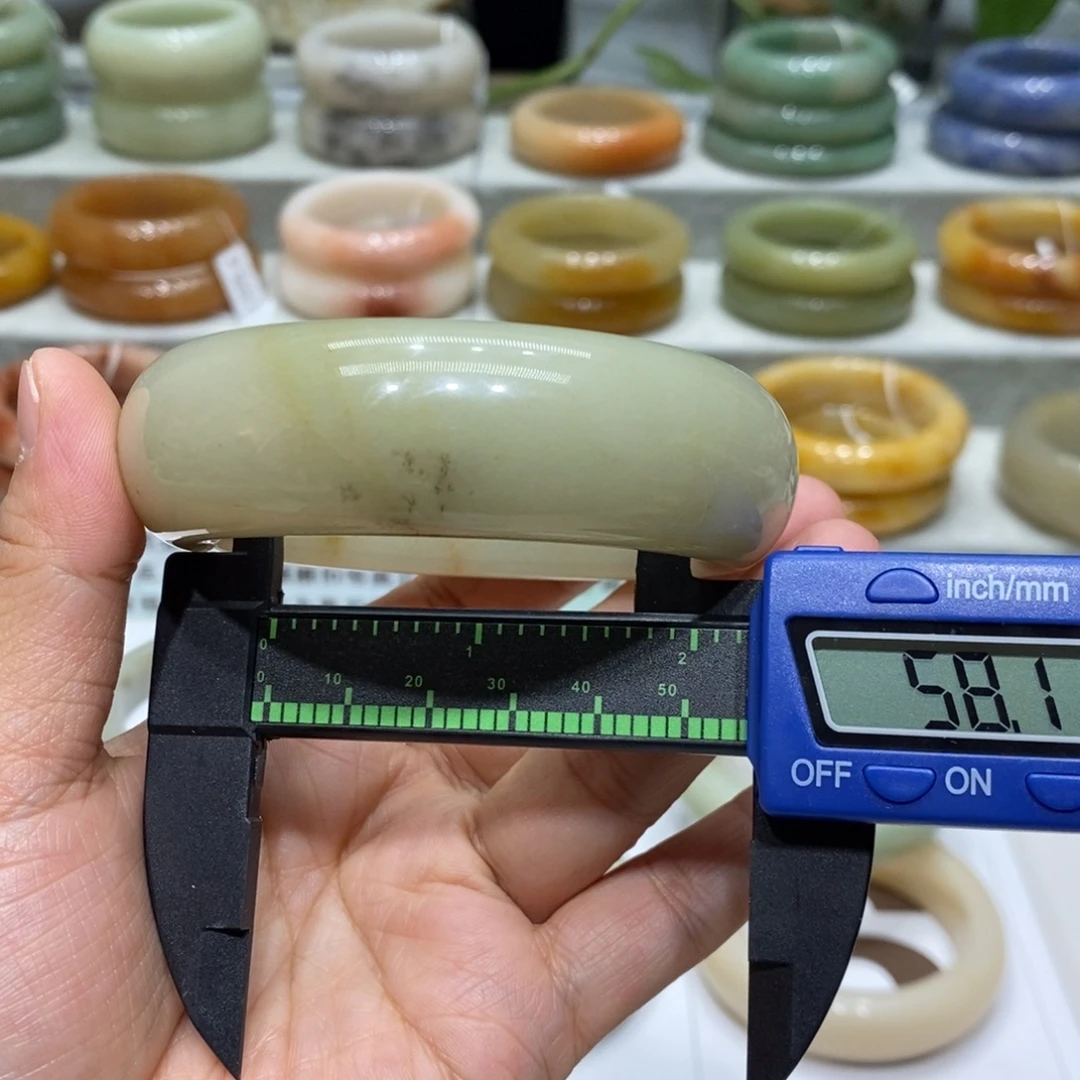 石英岩玉未镶嵌手镯