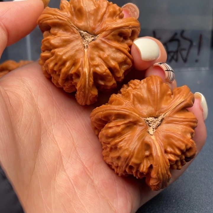 ****。文玩核桃吊坠白狮子