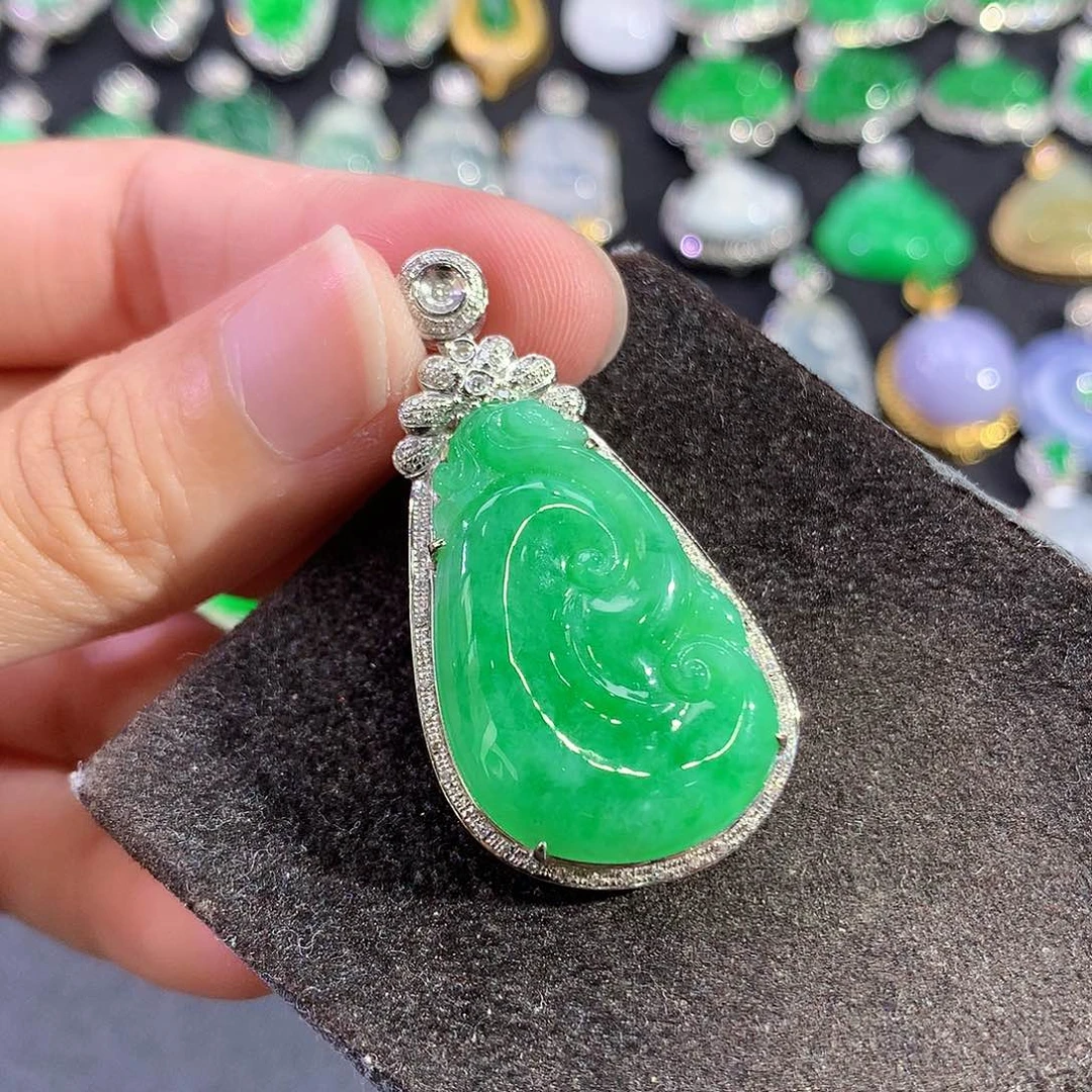 翡翠18K金镶嵌吊坠(赠链)