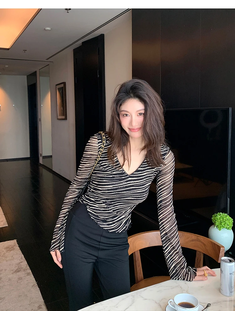 复古斑马纹V领薄款长袖t恤女2025夏季新款轻熟风修身显瘦百搭上衣