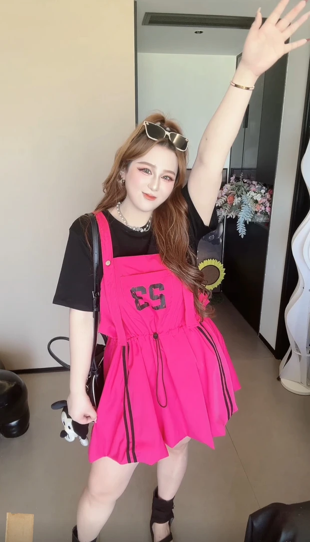 大码胖妹妹多巴胺穿搭背带裙女夏季宽松显瘦美式简约短袖两件套装