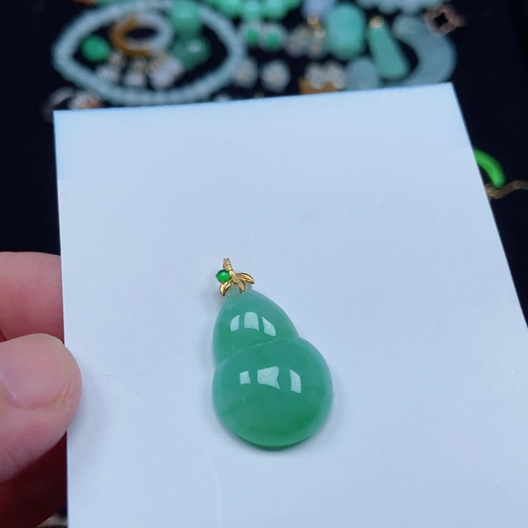 翡翠未镶嵌颈饰葫芦
