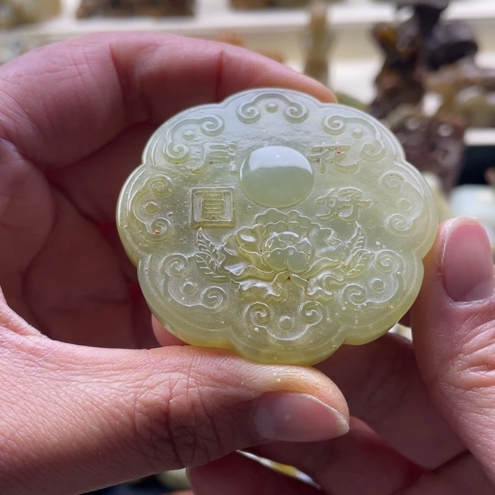 蛇纹石玉颈饰未镶嵌