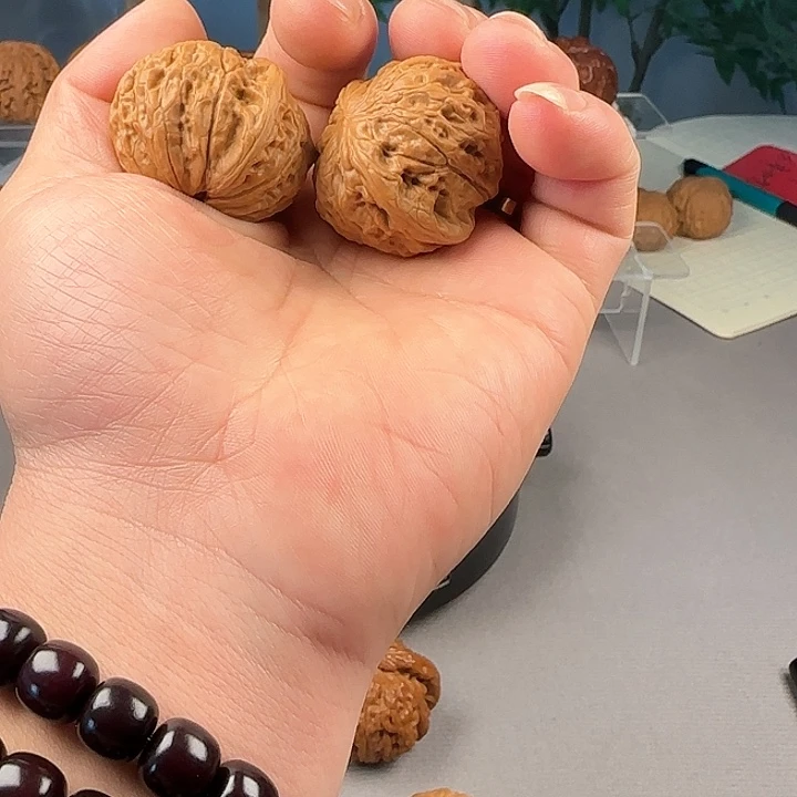 桃核把件洪*铁锤妹妹