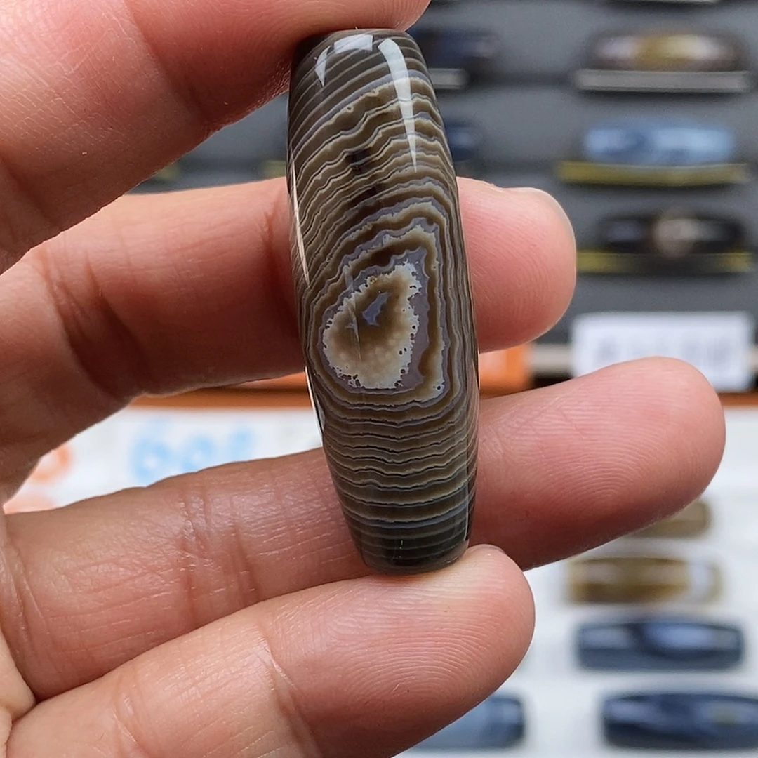 昵***置玛瑙/玉髓未镶嵌珠宝半成品