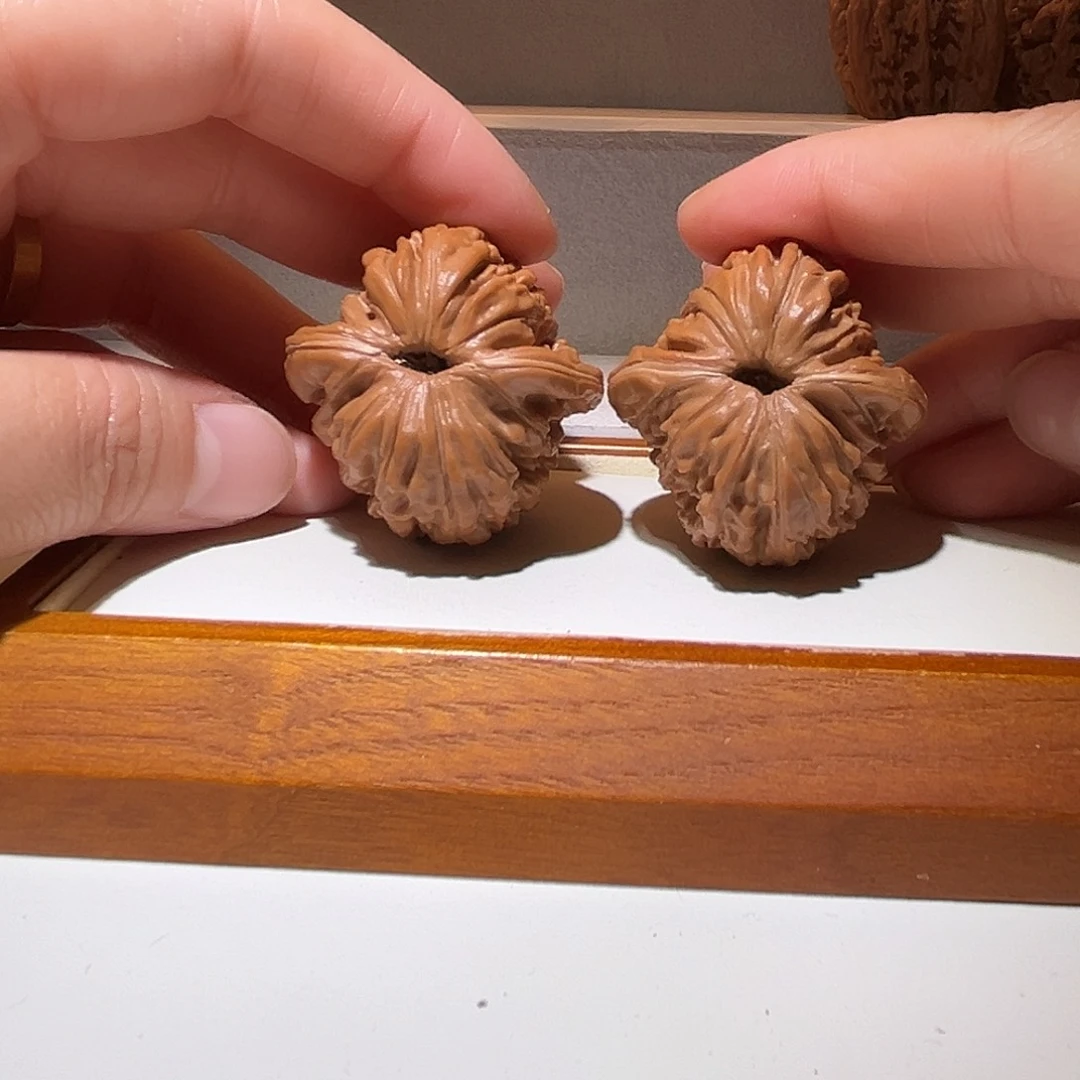 欢***声文玩核桃吊坠38.5菊花底四座楼，流水纹……