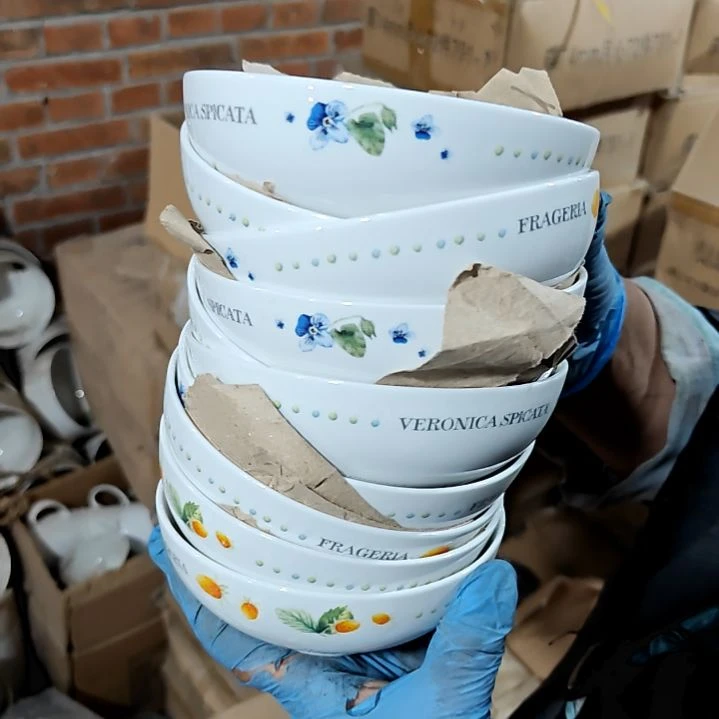 摆件盘子碗茶壶啥都有
