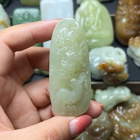 颈饰未镶嵌和田玉龍**人