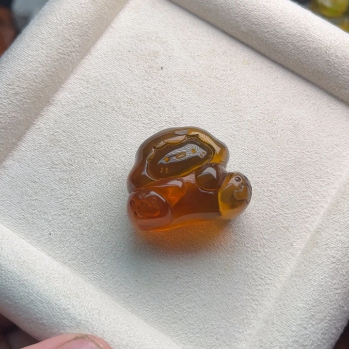 琥珀未镶嵌颈饰狗