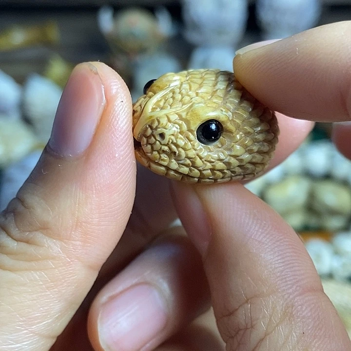 配饰鹿角雕刻一个出