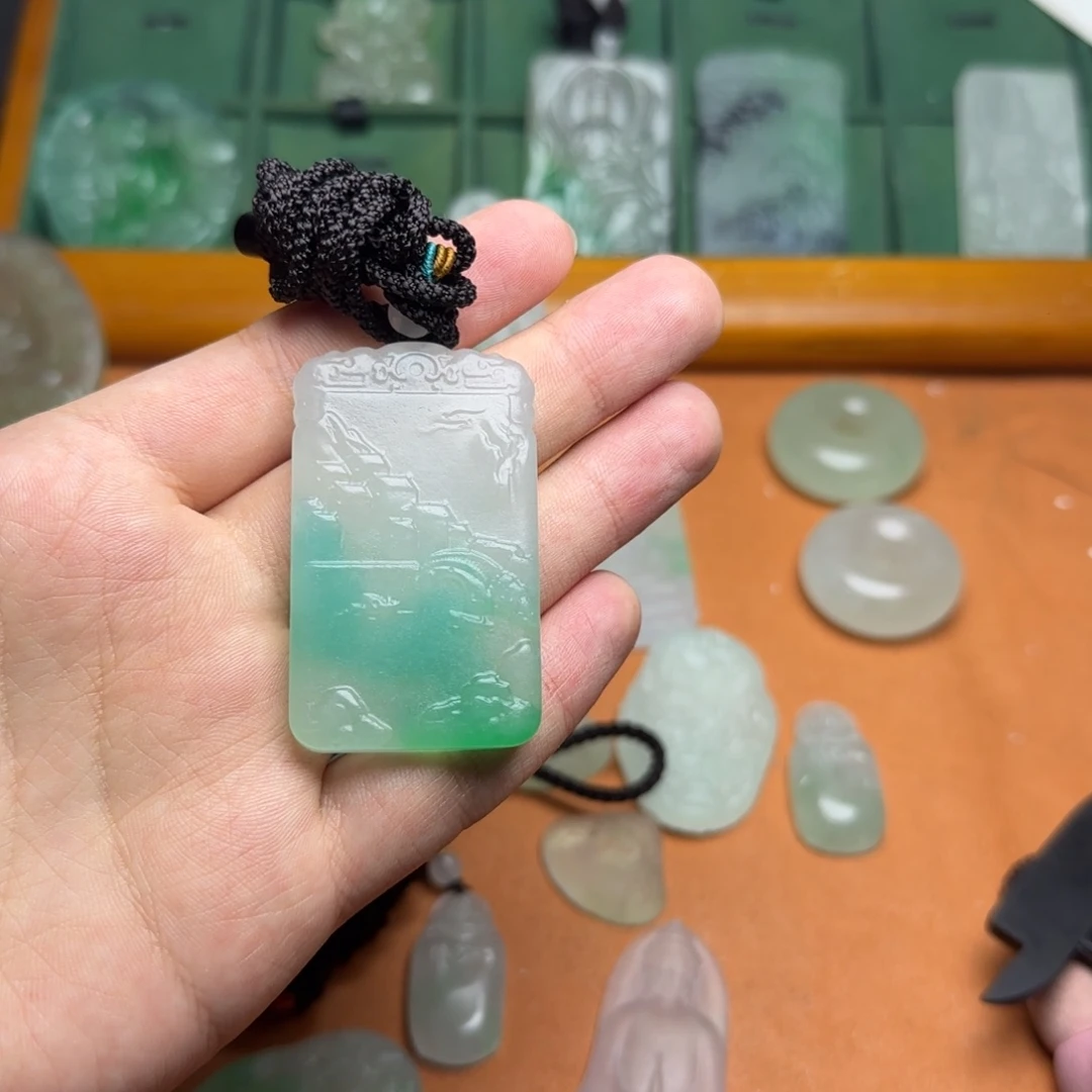 翡翠未镶嵌颈饰山水牌