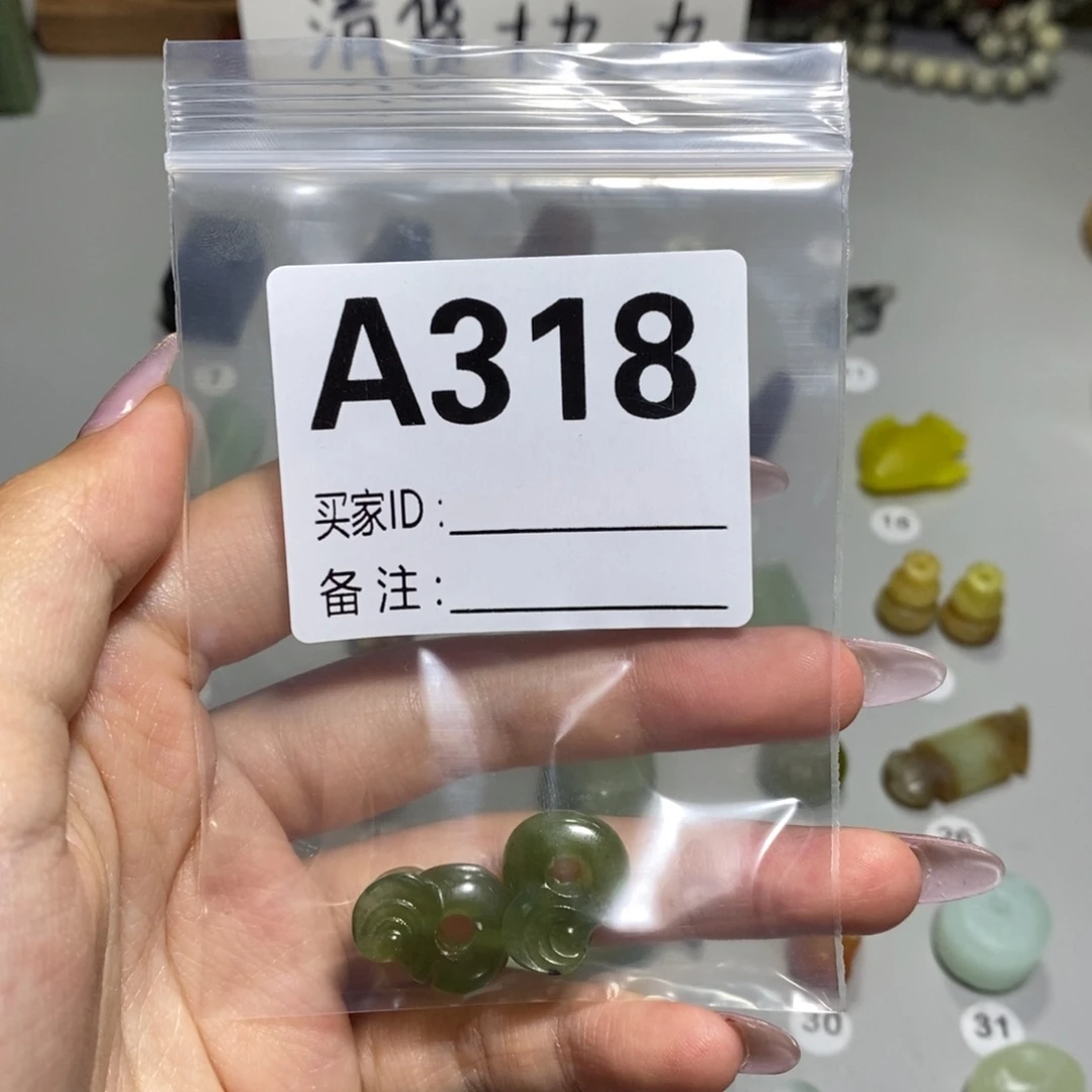 蛇纹石玉合金颈饰坦*荡