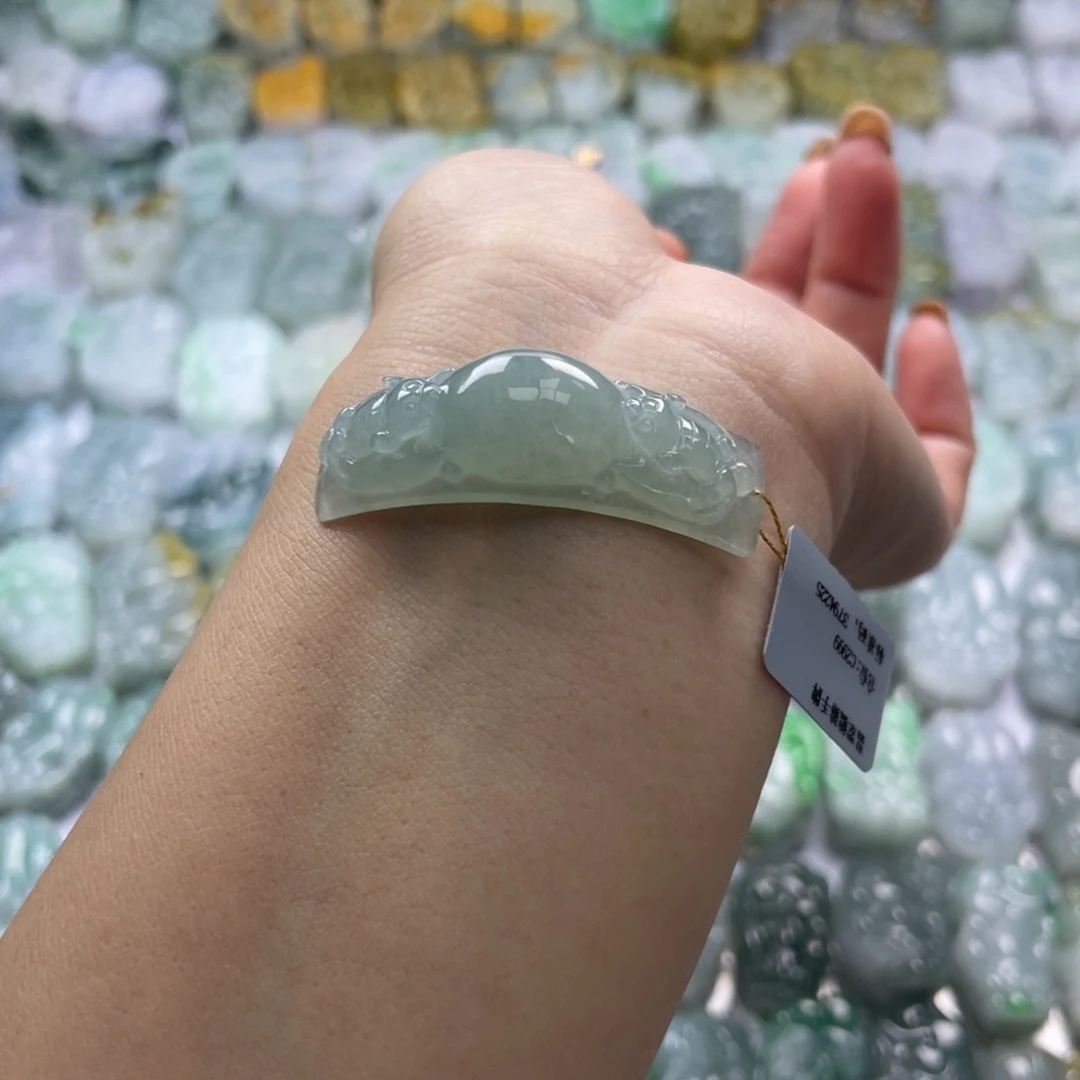 翡翠未镶嵌颈饰貔貅