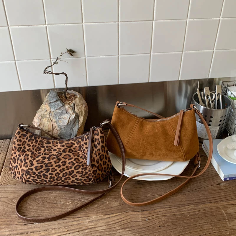 斜挎包2025新款磨砂软皮豹纹饺子包女高级感百搭腋下包单肩包秋冬