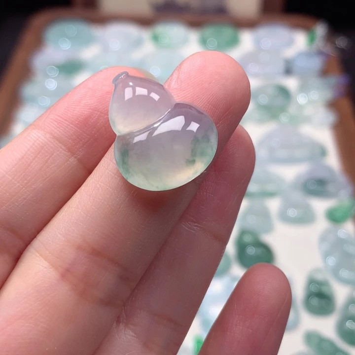 翡翠未镶嵌颈饰冰种飘花葫芦