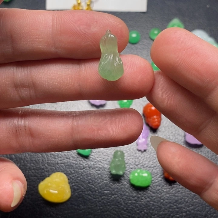 翡翠未镶嵌颈饰挂件