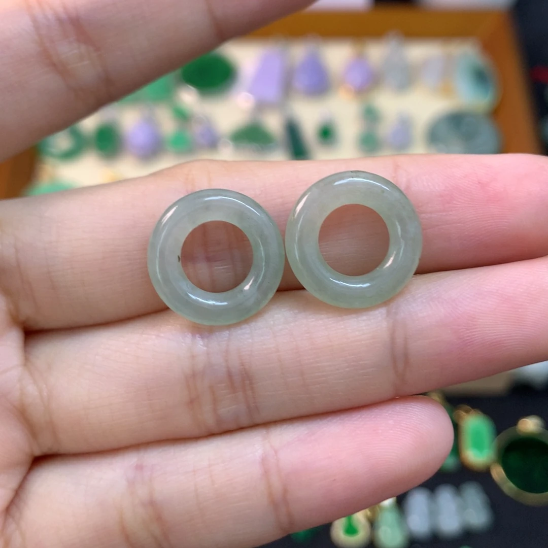 翡翠未镶嵌颈饰有矿点