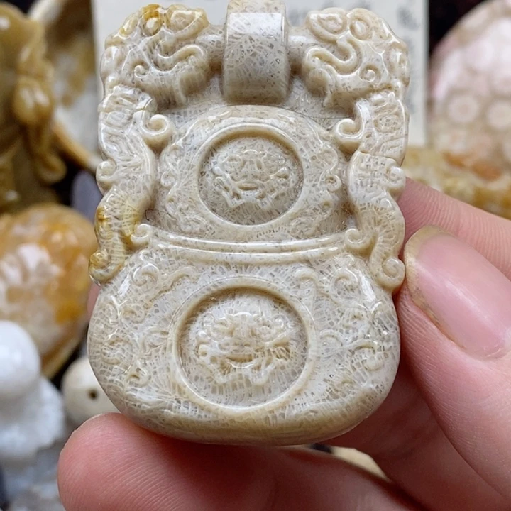 颈饰未镶嵌硅化珊瑚（珊瑚玉）博*