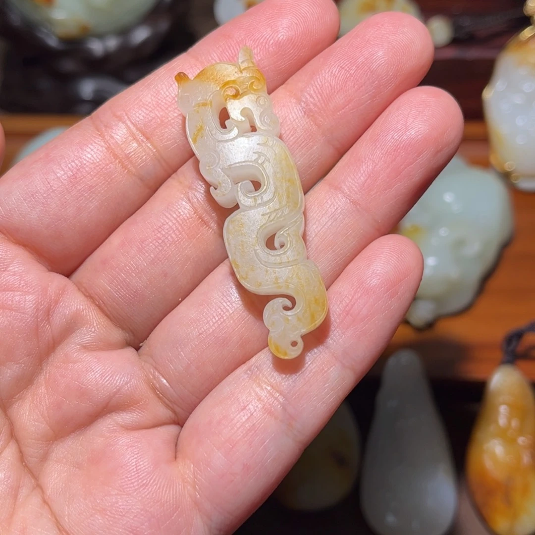 涂***行和田玉未镶嵌颈饰