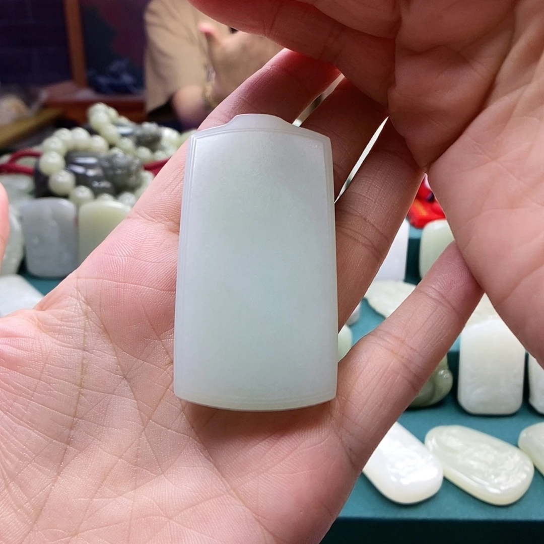 米***爸和田玉未镶嵌颈饰