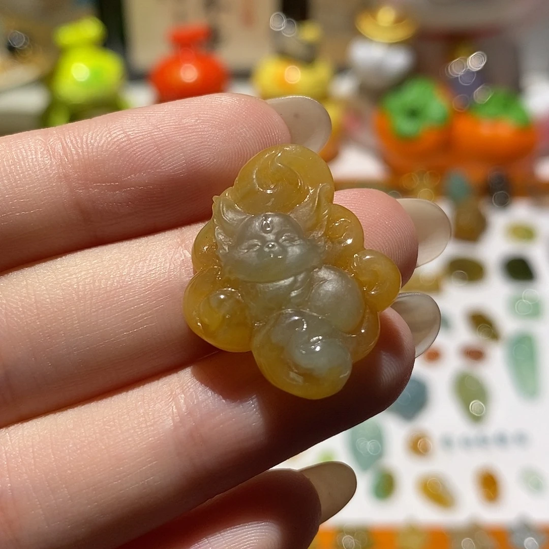 翡翠未镶嵌颈饰九尾狐