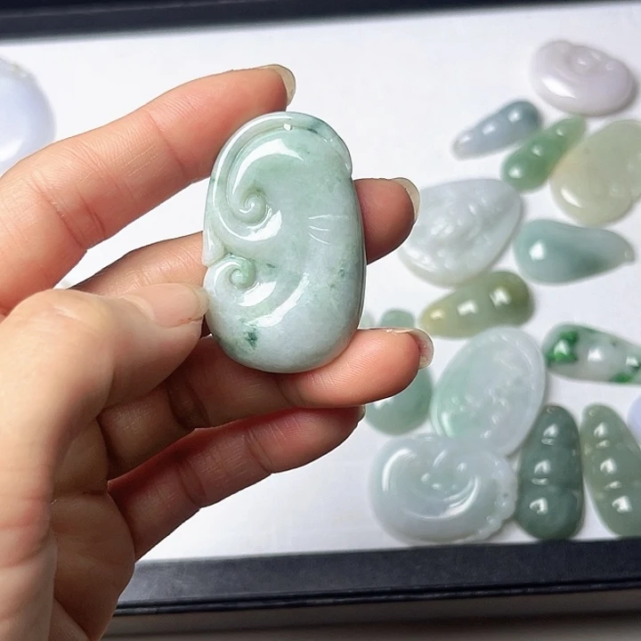 翡翠未镶嵌颈饰如意