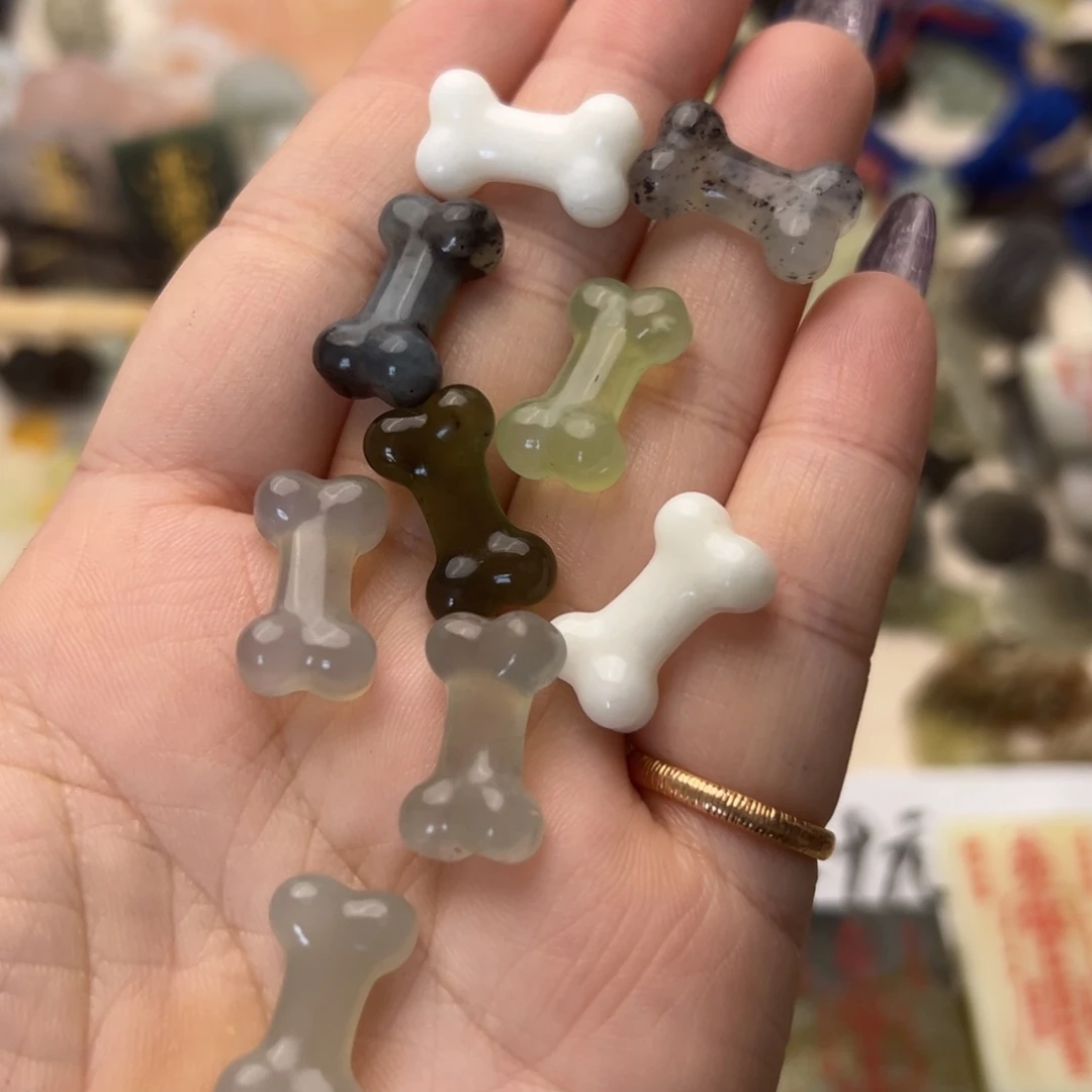 蛇纹石玉颈饰合金