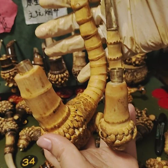 自***。贵州特色竹根烟斗工艺品手把件